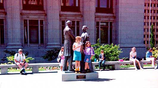 Statue and kids in the Plaza